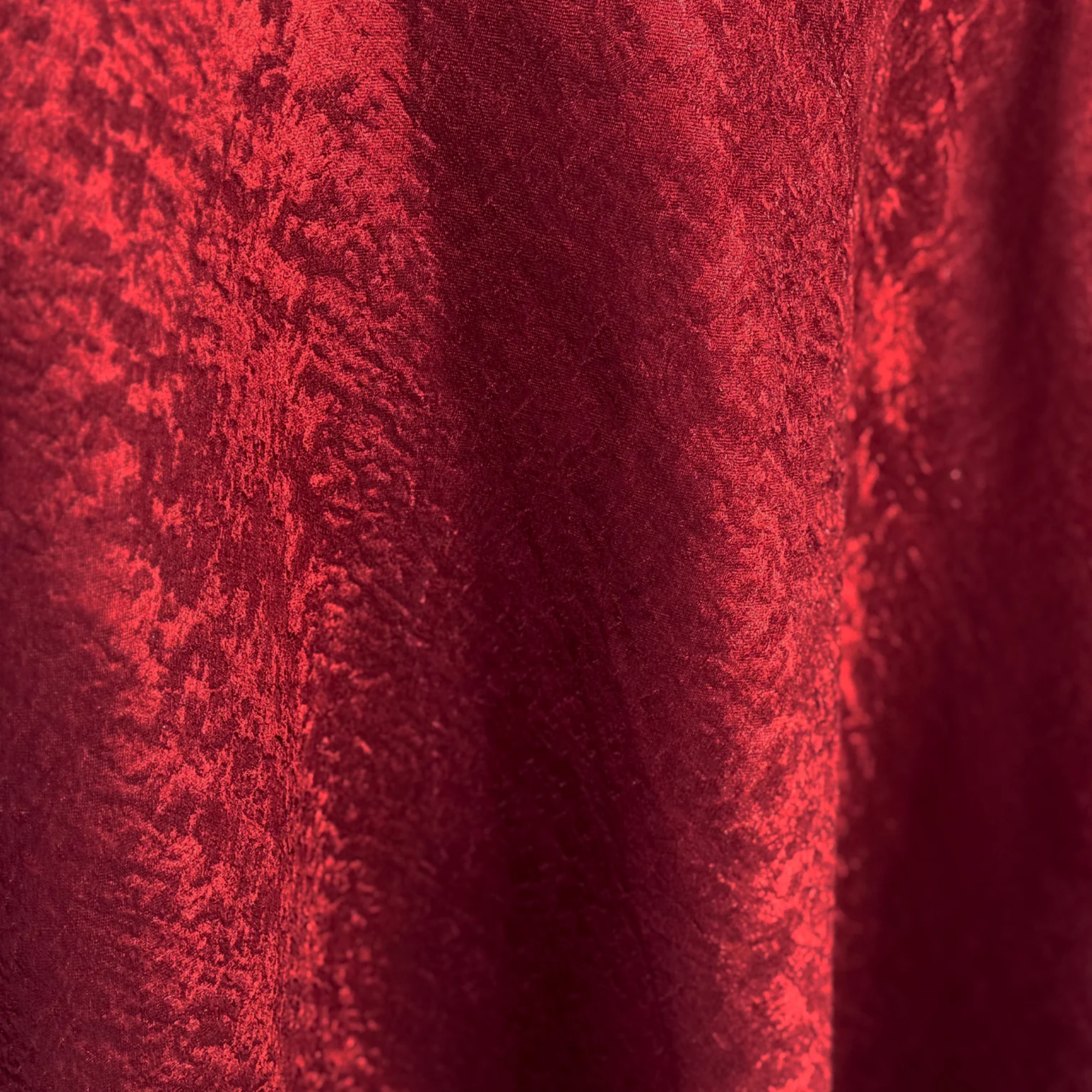 Crinkle Shimmer 120" Round Tablecloth - Burgundy - Image 6
