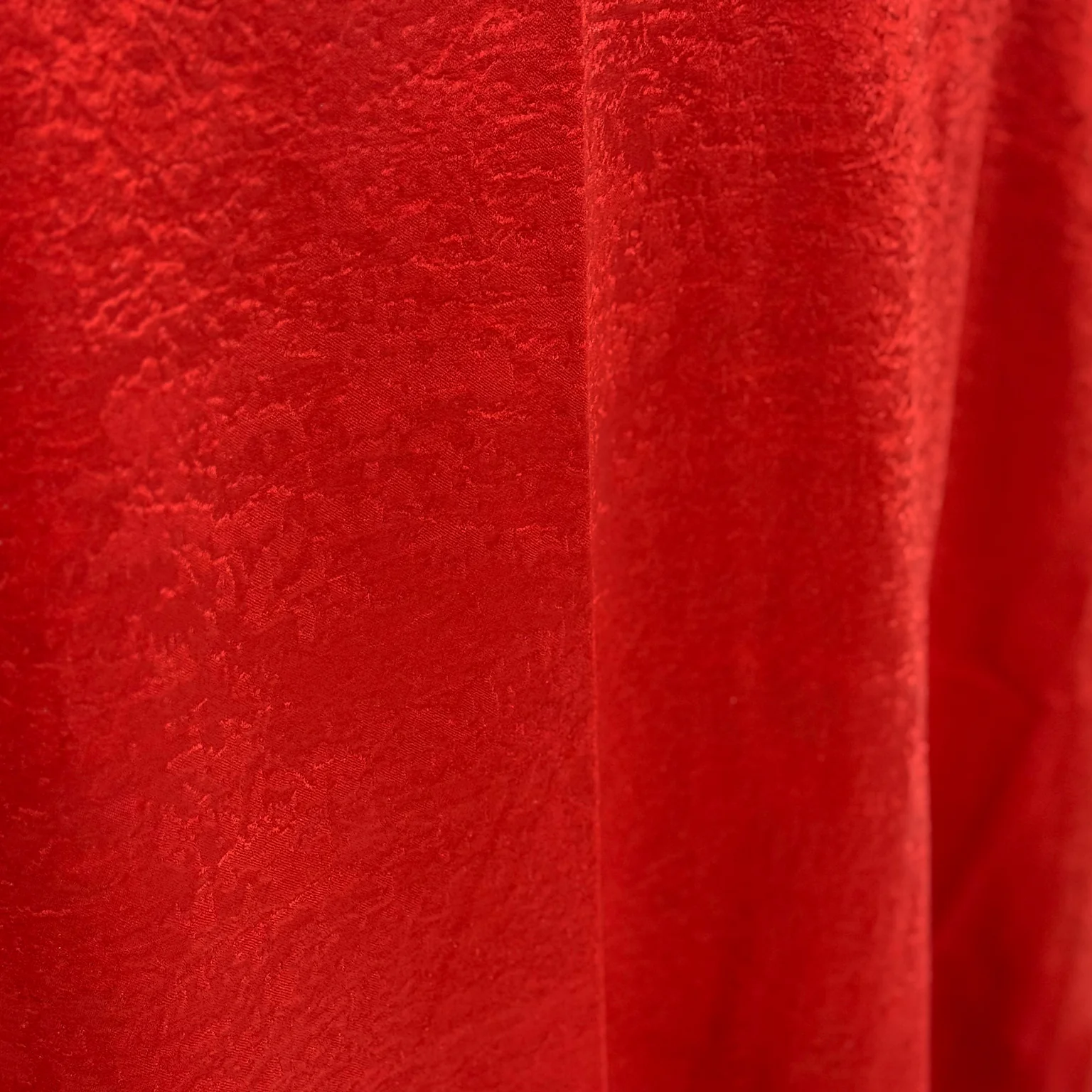 Crinkle Shimmer 132" Round Tablecloth - Red - Image 7