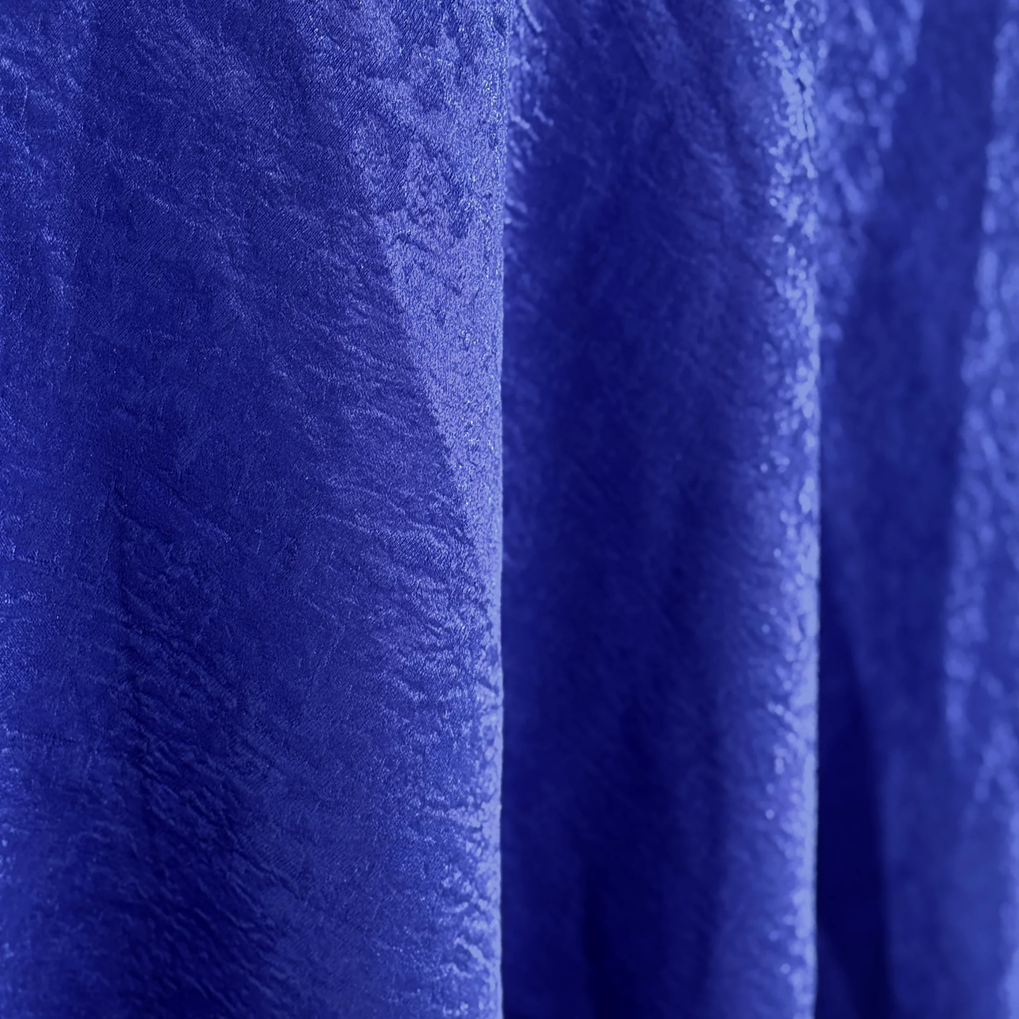Crinkle Shimmer 132" Round Tablecloth - Royal Blue - Image 5