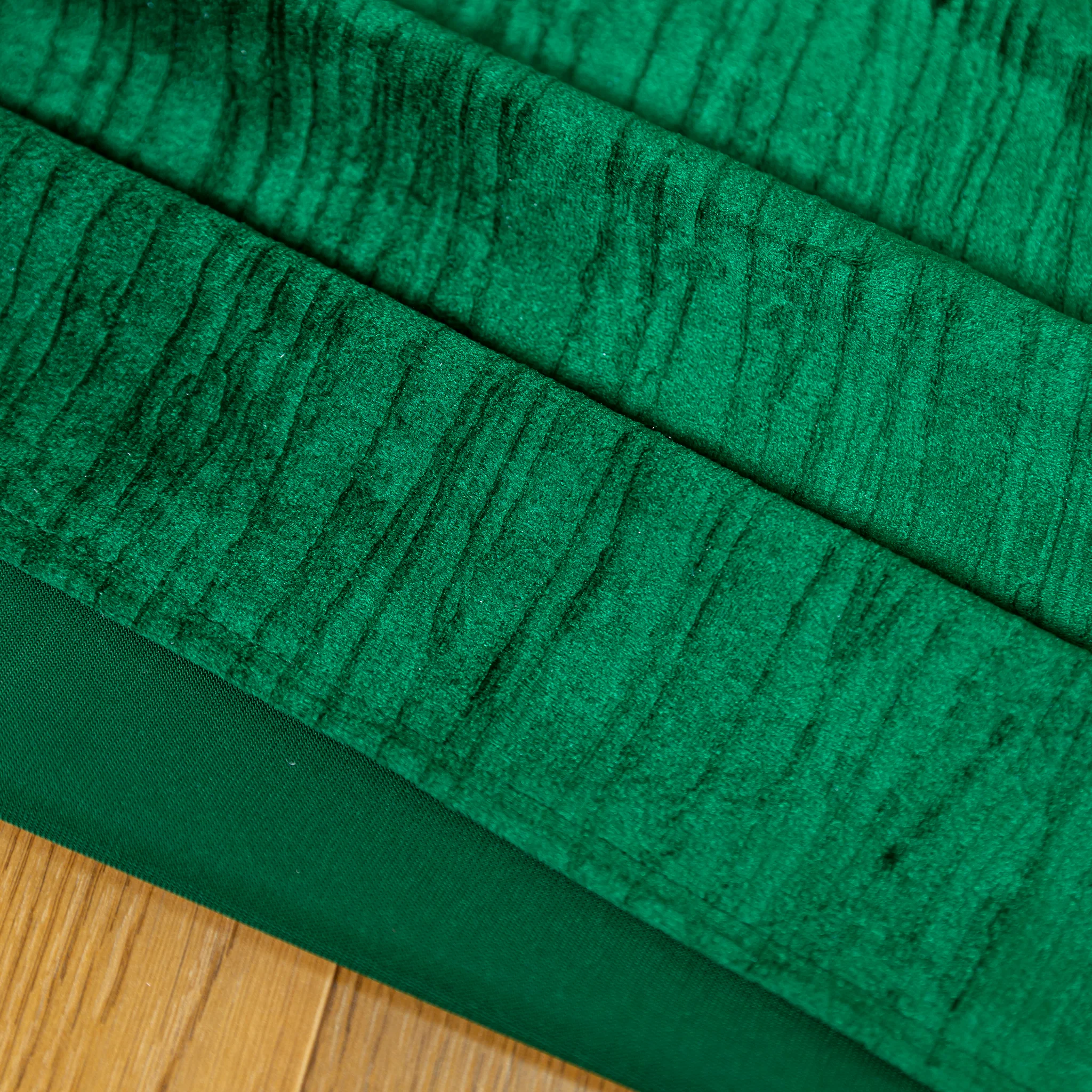 Crinkle Velvet 90"x132" Rectangular Tablecloth - Emerald Green - Image 4