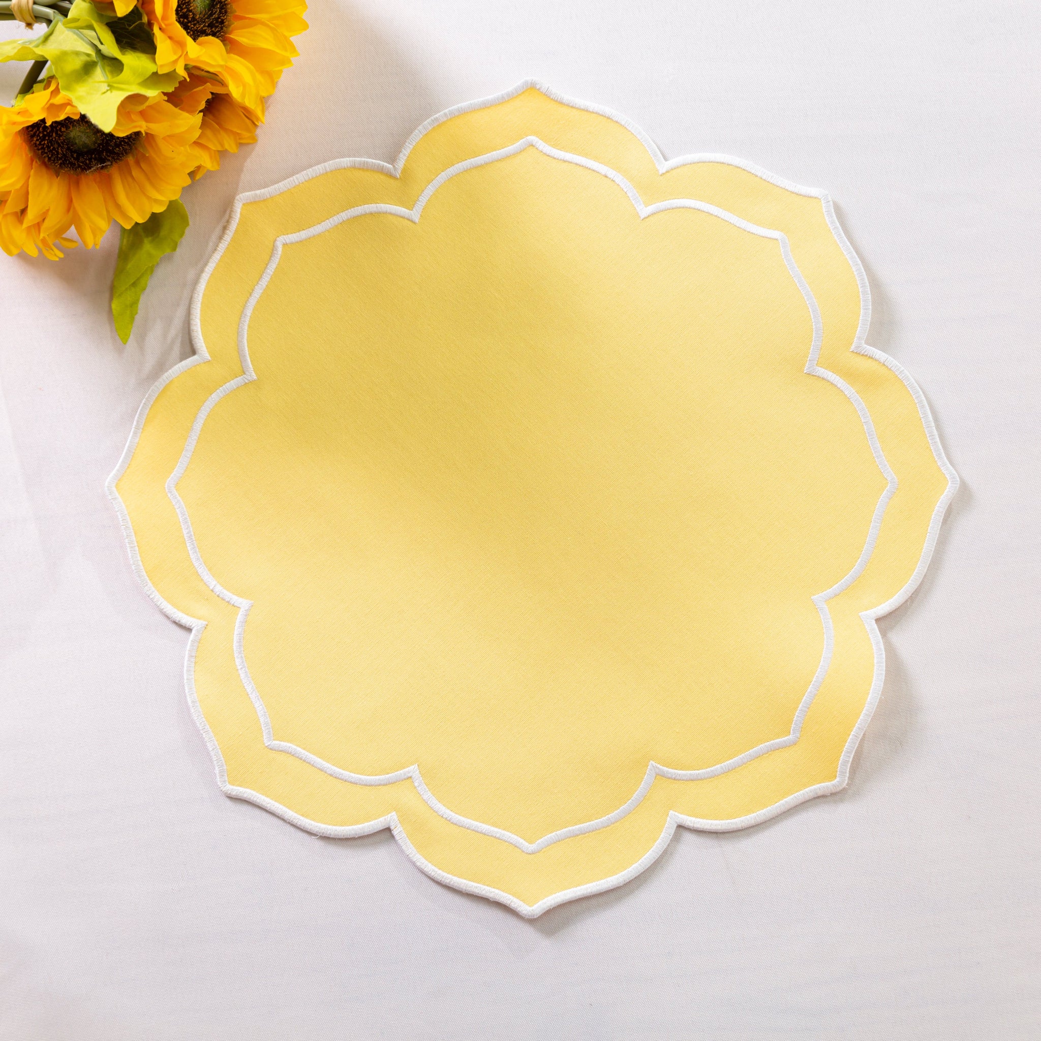 4pc/set Petal Elegance Placemats - Pastel Yellow/White Trim - Image 3