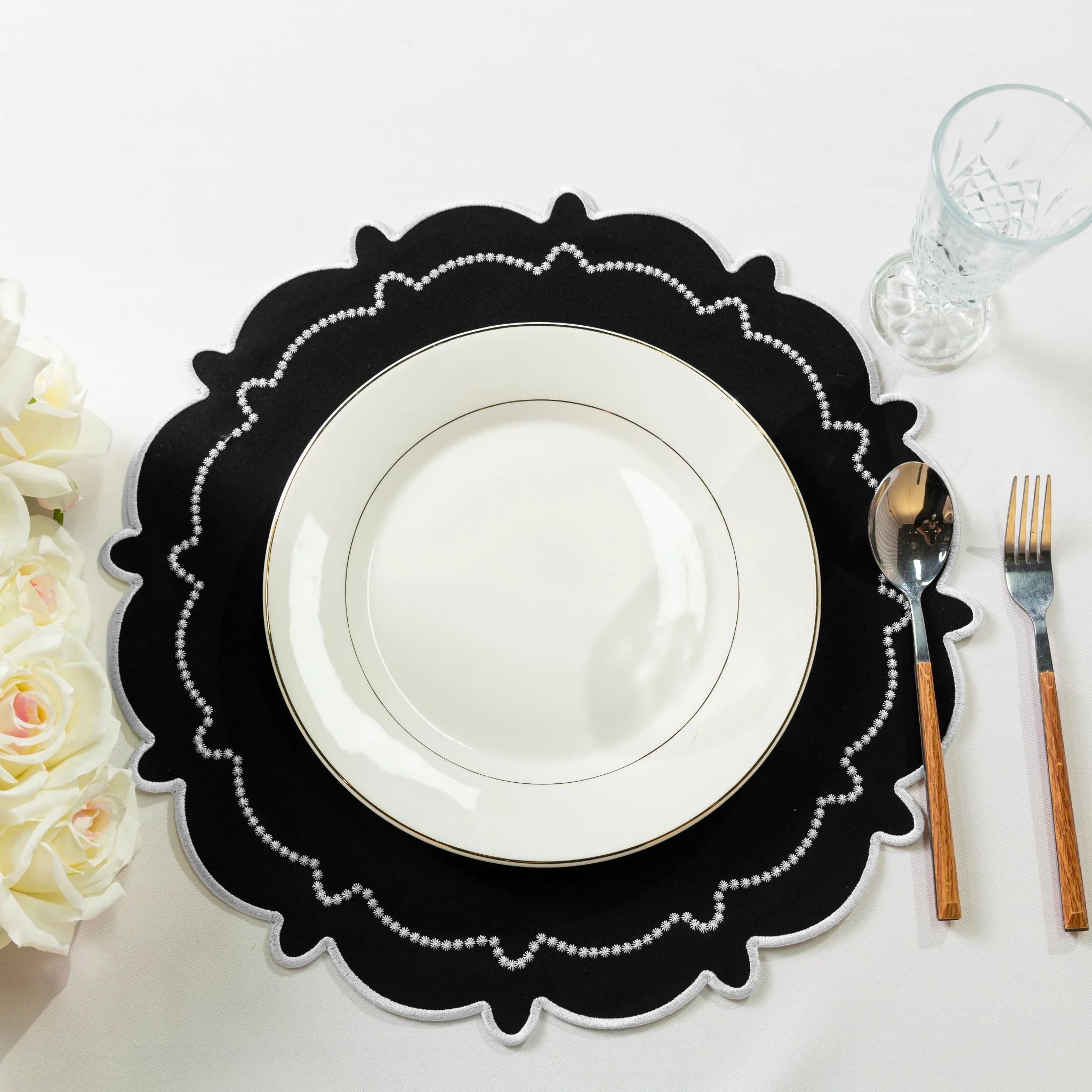 4pc/set Signature Scallop Placemats - Black/White Trim - Image 2