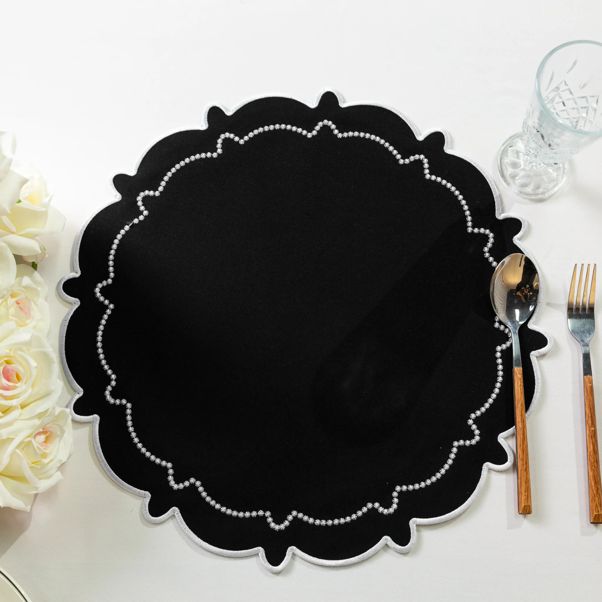 4pc/set Signature Scallop Placemats - Black/White Trim - Image 3
