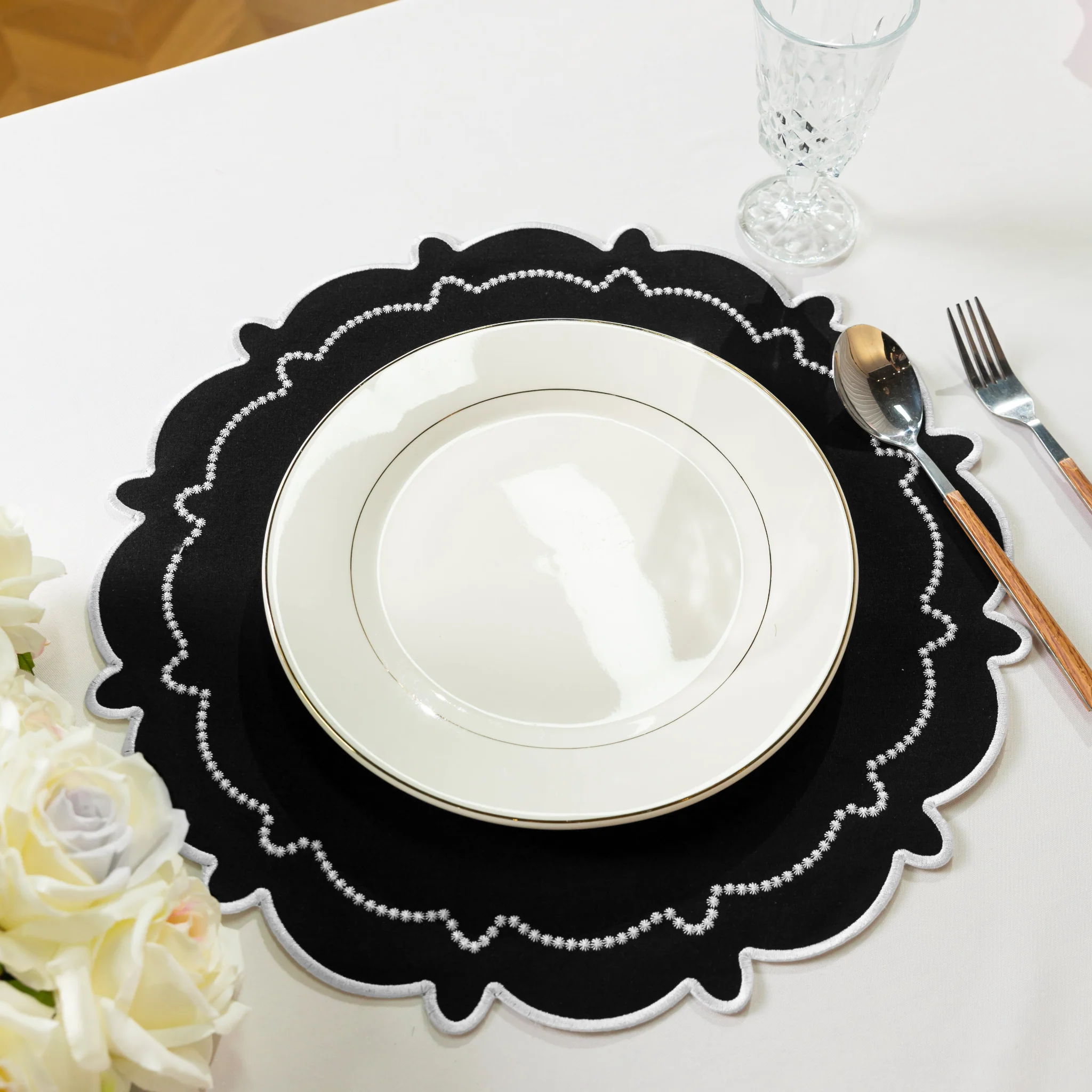 4pc/set Signature Scallop Placemats - Black/White Trim - Image 5
