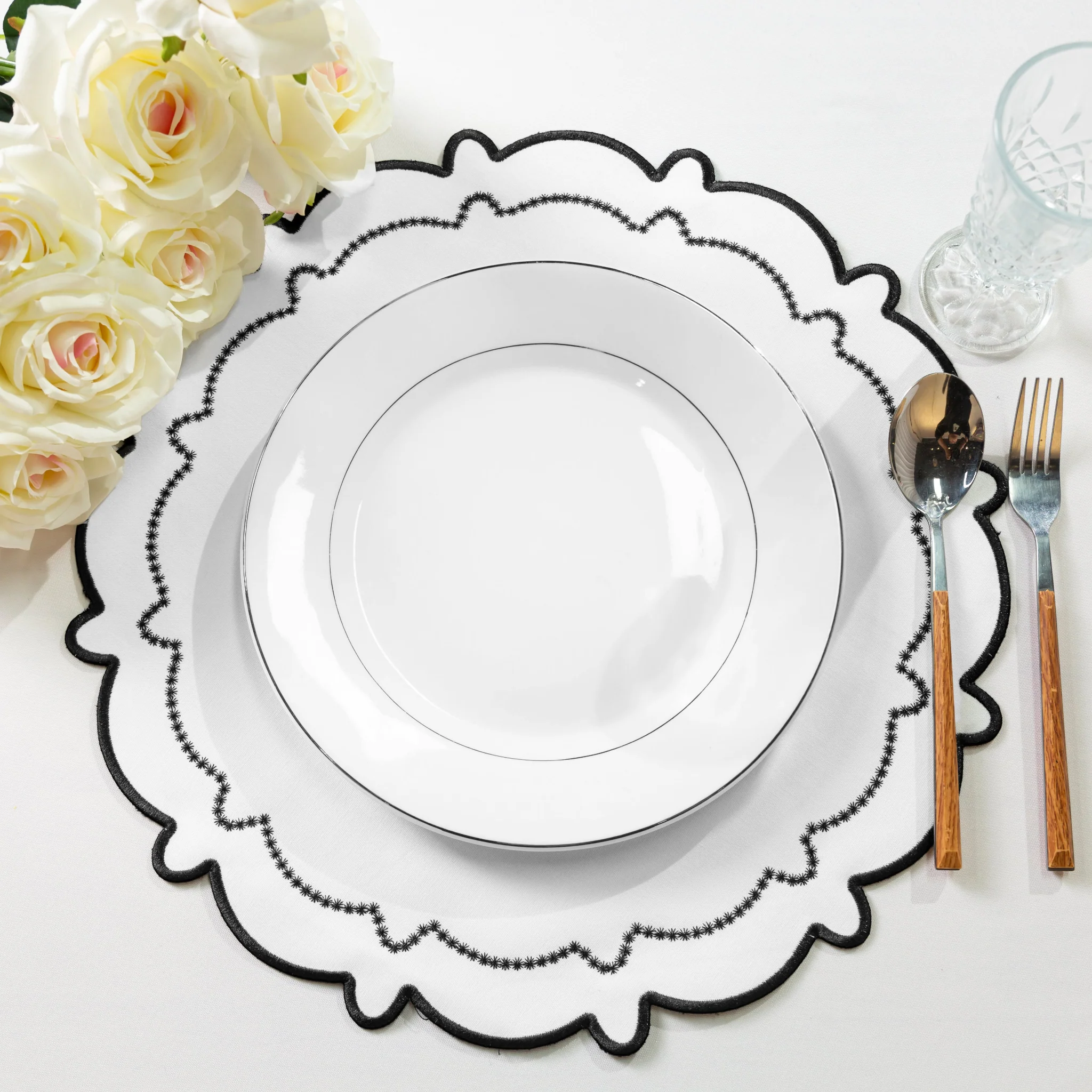 4pc/set Signature Scallop Placemats - White/Black Trim - Image 2