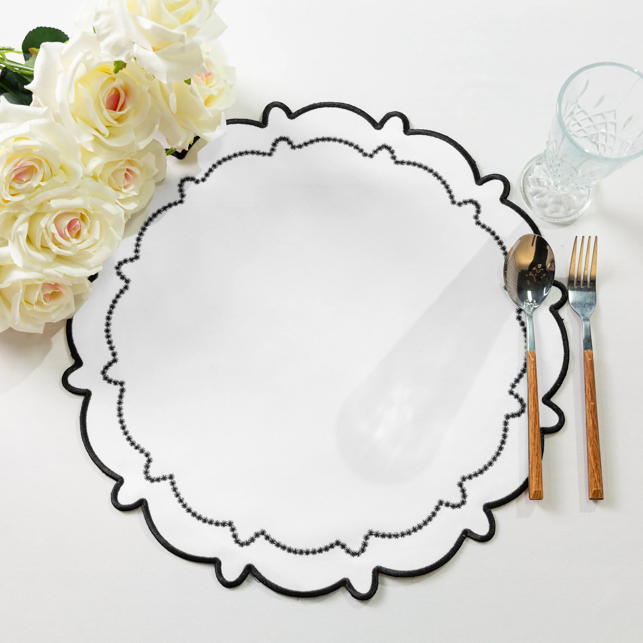 4pc/set Signature Scallop Placemats - White/Black Trim - Image 3