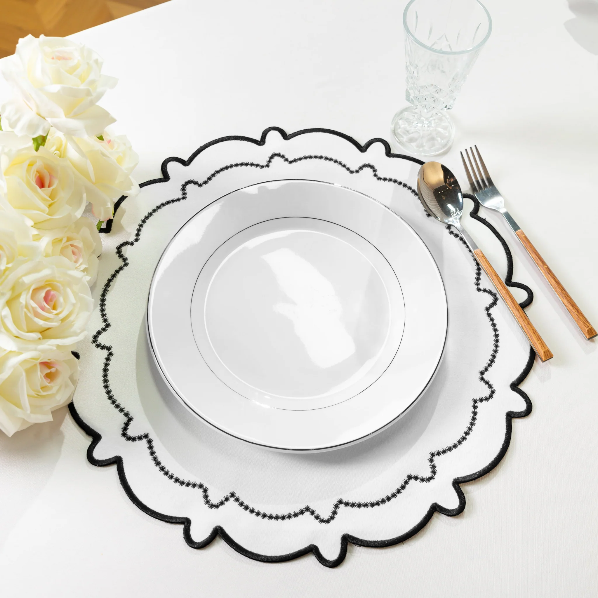 4pc/set Signature Scallop Placemats - White/Black Trim - Image 5