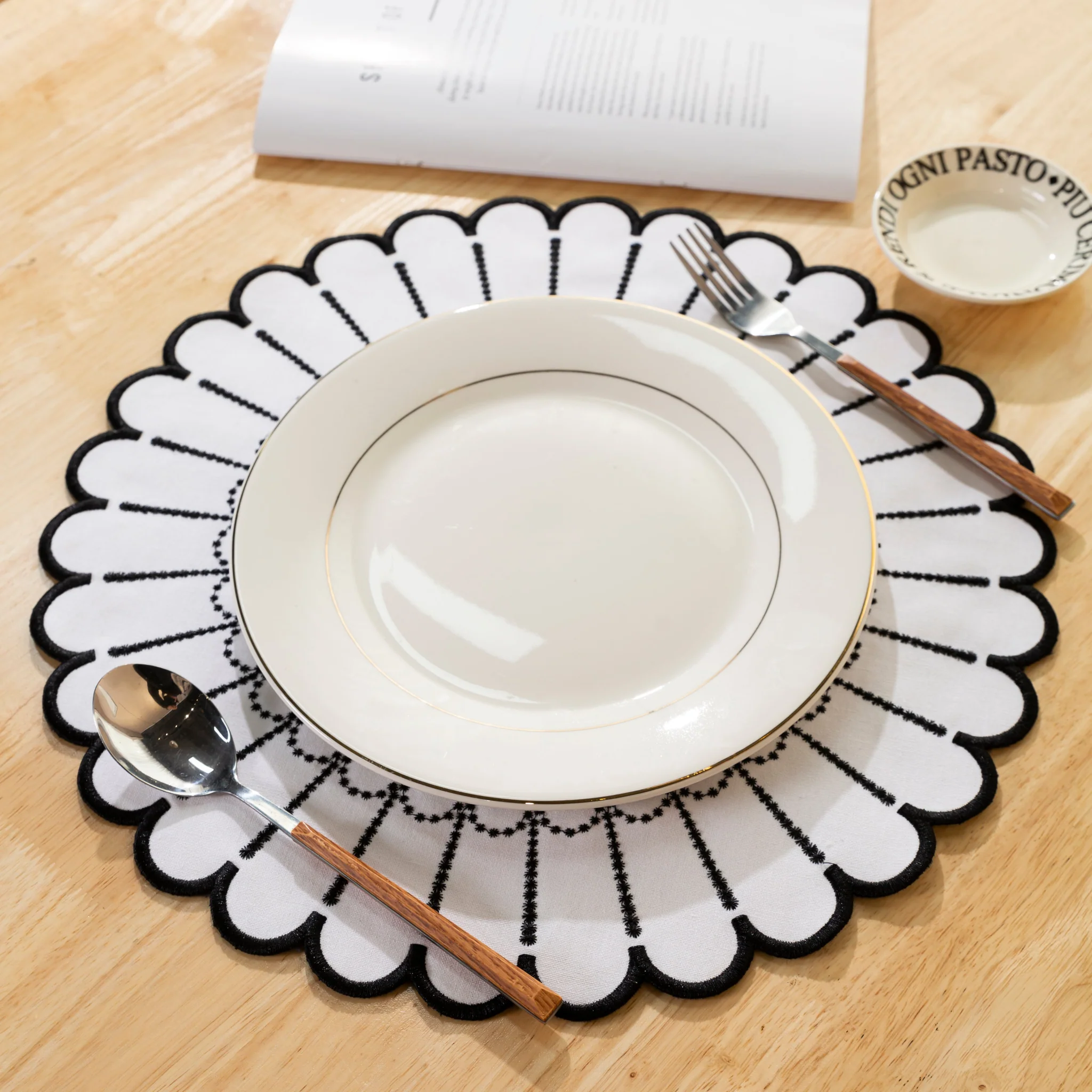 4pc/set Sunburst Edge Placemats - White/Black Trim - Image 5