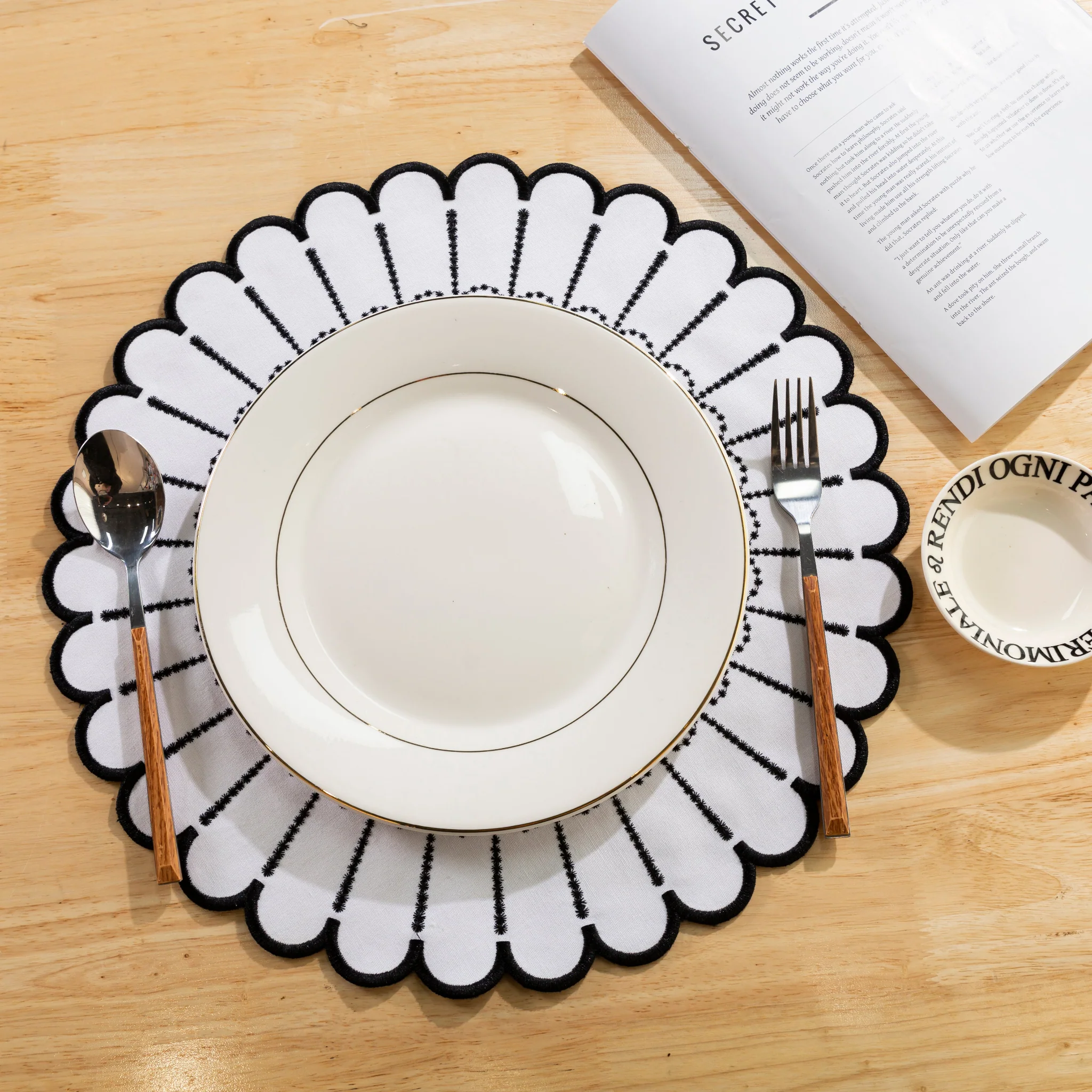 4pc/set Sunburst Edge Placemats - White/Black Trim - Image 6